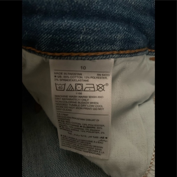 Distressed Old Navy Jeans ๐ Ankle-cut! - Picture 4 of 5